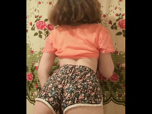 ❤️ Gadis muda seksi menanggalkan celana pendeknya di depan kamera Super porno pada kami ️