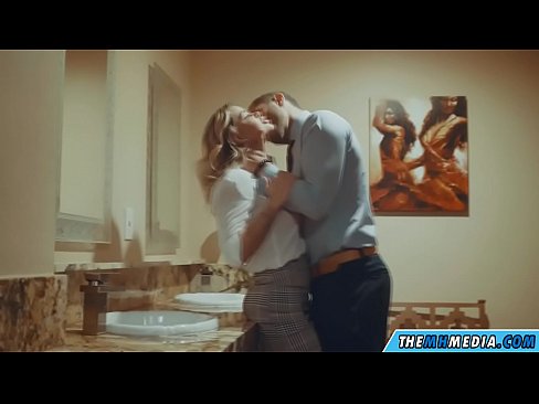 ❤️ Ketika seorang pirang berdada menggoda Anda di toilet umum Super porno pada kami ️